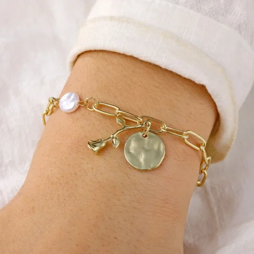 Flova Celebrate every moment! This minimalist bracelet with subtle heart-shaped details can be worn at any age! It's also a perfect <strong>Gift</strong> for that special person in your life. Because our jewelry is made of <b>Premium-quality</b> stainless steel, this item will last longer than the others. <ul> <li aria-level="1">Made of <strong>premium-quality</strong> stainless Steel, it won’t tarnish!</li> </ul> <ul> <li aria-level="1">The bracelet is 16.5 cm long and<strong> adjustable</strong> over 3 cm.</li> </ul> <ul> <li aria-level="1">Each<strong> freshwater pearl</strong> is unique, so it may look different than the product photo.</li> </ul>