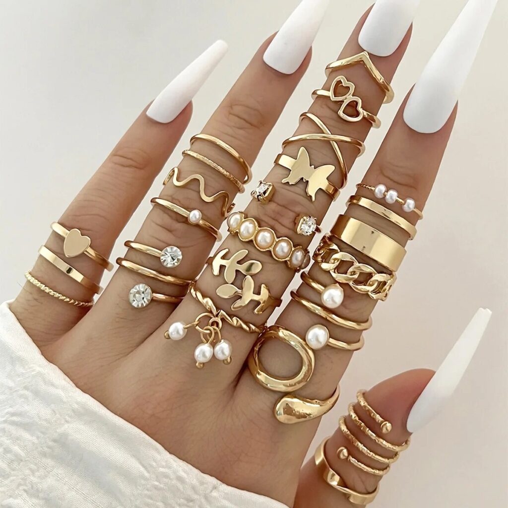 Loane Kryptonity rings are <strong>Made of premium stainless steel</strong>, so won’t tarnish! Create your own Kryptonity jewelry combinations to create your style and enrich your Outfits! Available in <strong>Gold / Silver</strong>. <strong>23 iteams</strong> Don’t hesitate to tag us on Instagram to show us your beautiful outfits! <strong>@kryptonity-official</strong>