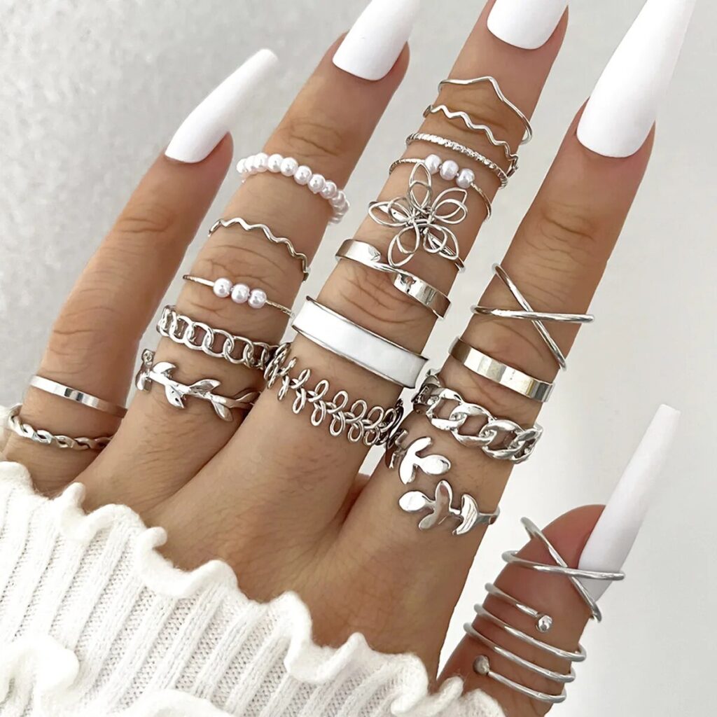 Helena Kryptonity rings are <strong>Made of premium stainless steel</strong>, so won’t tarnish! Create your own Kryptonity jewelry combinations to create your style and enrich your Outfits! Available in <strong>Gold / Silver</strong>. <strong>22 iteams</strong> Don’t hesitate to tag us on Instagram to show us your beautiful outfits! <strong>@kryptonity-official</strong>