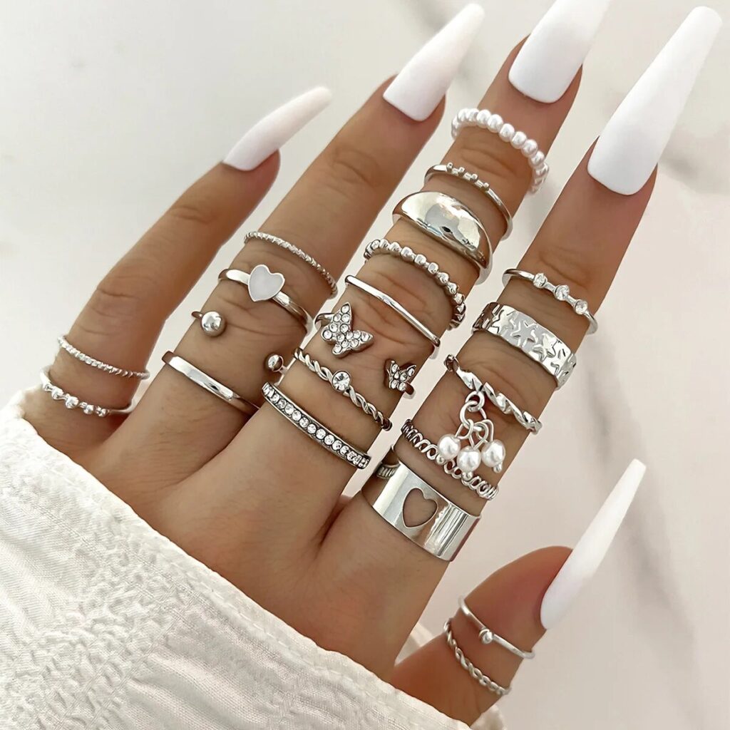 Flo Kryptonity rings are <strong>Made of premium stainless steel</strong>, so won’t tarnish! Create your own Kryptonity jewelry combinations to create your style and enrich your Outfits! Available in <strong>Gold / Silver</strong>. <strong>21 iteams</strong> Don’t hesitate to tag us on Instagram to show us your beautiful outfits! <strong>@kryptonity-official</strong>