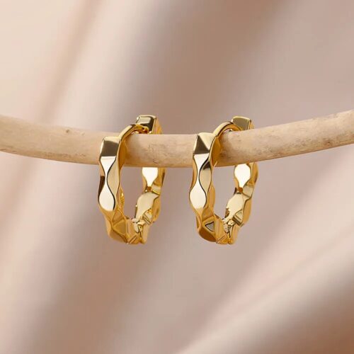 Jolia The bracelet  <strong>Wave</strong> is composed of 3 separate bracelets, instantly completing your outfit and making it extra playful. Match the bracelets with all your other favorite accessories and create a unique Fairy-tale of your own. <ul> <li aria-level="1">Made of premium-quality stainless Steel, it won't tarnish!</li> </ul> <ul> <li aria-level="1">The bracelet is 16.5 cm long and adjustable over 3 cm.</li> </ul> <h6></h6>
