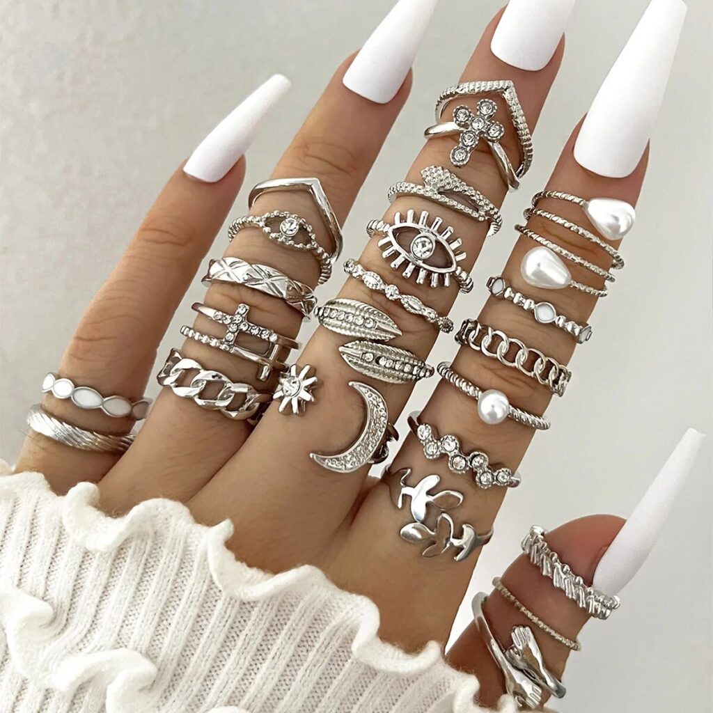 Rym Kryptonity rings are <strong>Made of premium stainless steel</strong>, so won’t tarnish! Create your own Kryptonity jewelry combinations to create your style and enrich your Outfits! Available in <strong>Gold / Silver</strong>. <strong>23 iteams</strong> Don’t hesitate to tag us on Instagram to show us your beautiful outfits! <strong>@kryptonity-official</strong>